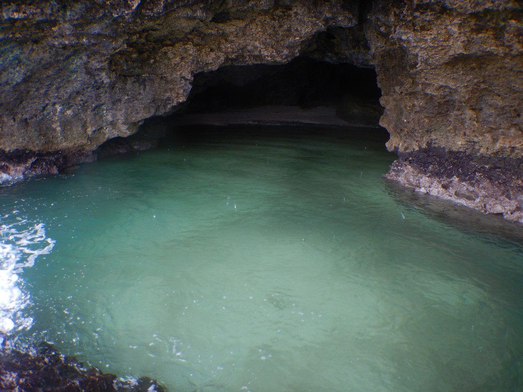 青の洞窟正面