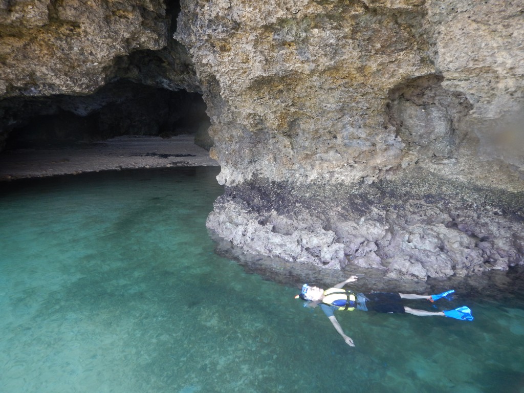 青の洞窟内でプカプカ