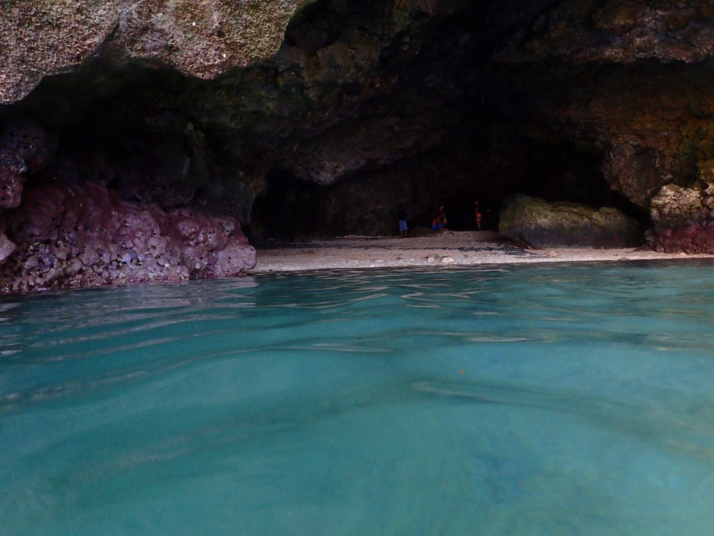 綺麗な水面の青の洞窟